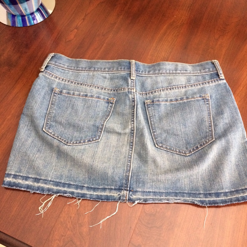 Old Navy Denim raw edge mini skirt : size 8 - Picture 2 of 6